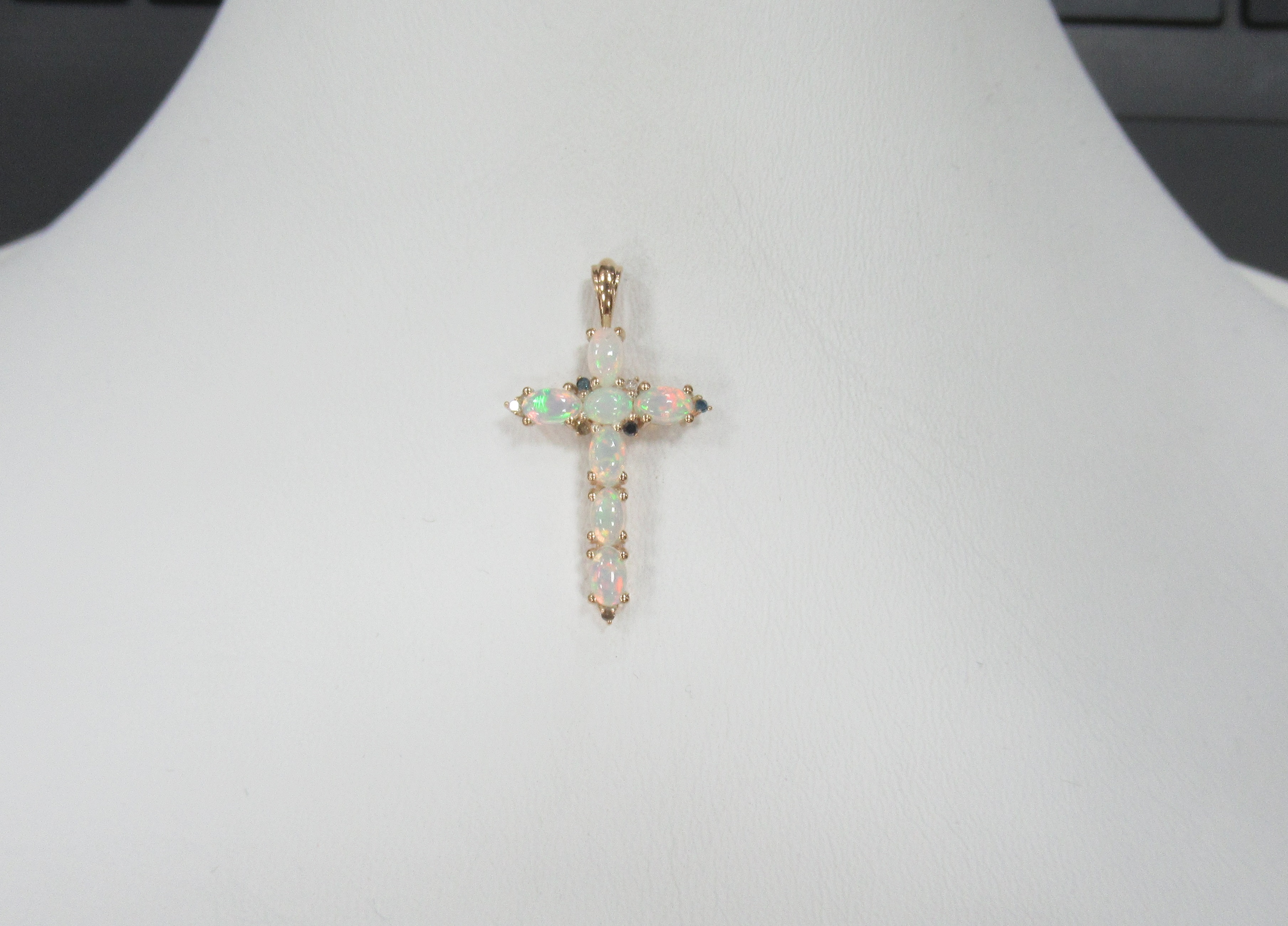 Серебряная подвеска-крест с опалами и цветными бриллиантами